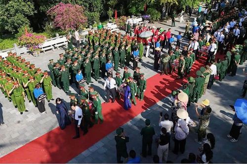 Trang nghiêm Lễ viếng, truy điệu và an táng hài cốt 34 liệt sĩ tại Nghĩa trang Liệt sĩ Quốc gia Vị Xuyên
