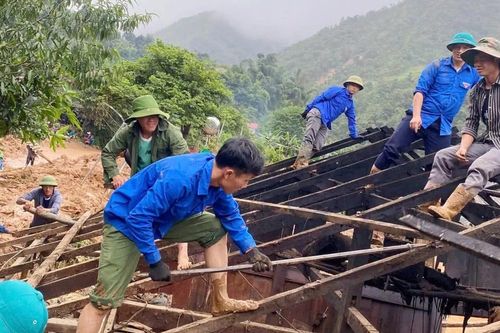 Tuổi trẻ Sơn La dọn bùn, vác gỗ, sửa nhà giúp người dân sau mưa lũ
