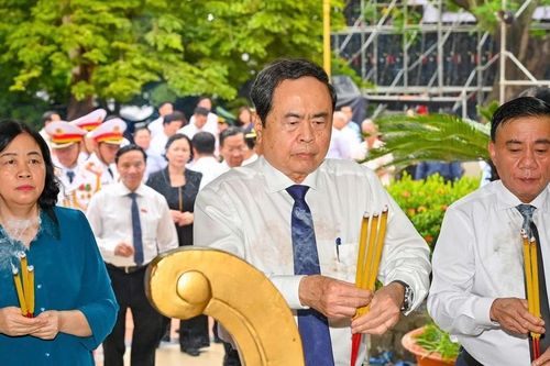 Chủ tịch Quốc hội dâng hương tưởng niệm các Anh hùng liệt sĩ và dự cầu truyền hình tại Công viên Lê Thị Riêng