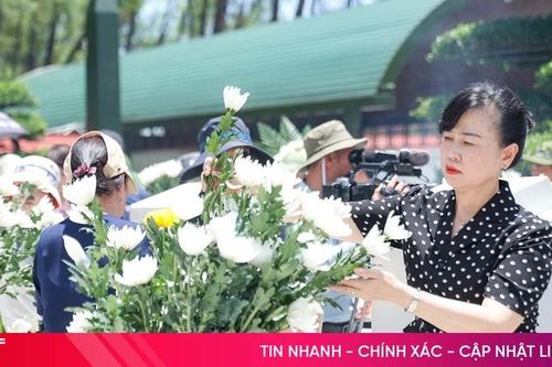 Bộ trưởng Bộ Y tế dâng hương tri ân tại Ngã ba Đồng Lộc