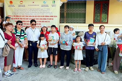 Gia Lai: Trao quà, khám sức khỏe cho người mù nghèo