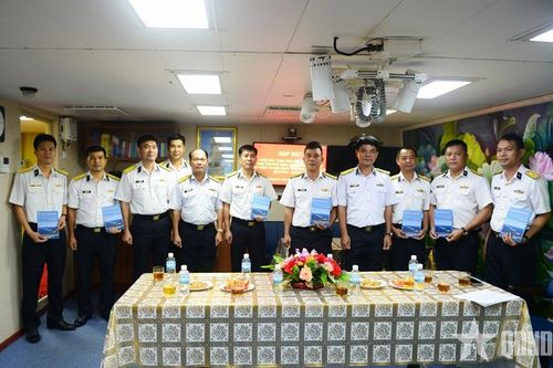 Tàu 015 - Trần Hưng Đạo: Gặp mặt, tặng quà thân nhân thương, bệnh binh