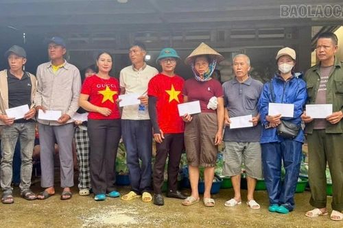 Xã Trịnh Tường trao quà hỗ trợ người dân vùng lũ xã Than Uyên (Lai Châu)