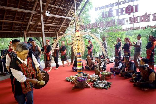 Ấn tượng lễ hội Mừng cơm mới của người Bru-Vân Kiều xã Kim Ngân