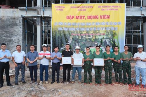 Phó Chủ tịch HĐND tỉnh Lã Hoài Nam động viên, tặng quà lực lượng thi công Trường Phổ thông Dân tộc nội trú Tiểu học và THCS Tổng Cọt