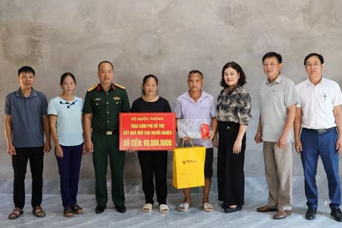 Xã Trường Hà trao kinh phí hỗ trợ xây dựng nhà ở cho hộ nghèo, hộ cận nghèo
