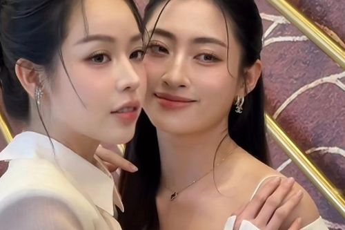 Thanh Thủy 'đọ sắc' với nàng hậu sở hữu đôi chân dài 1m22