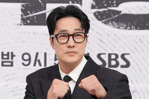 So Ji Sub chi đậm, mua vàng tặng 300 người đoàn phim Đặc Vụ Kim Tái Khởi Động