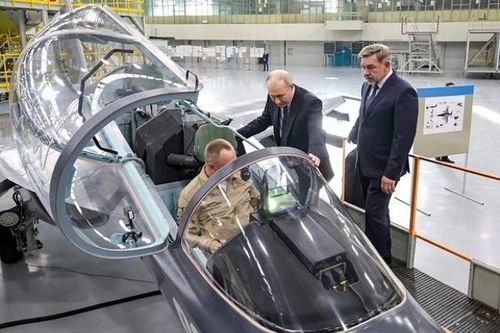 Ông Putin thị sát nguyên mẫu máy bay Yak-130M được lắp ráp cho khách hàng nước ngoài