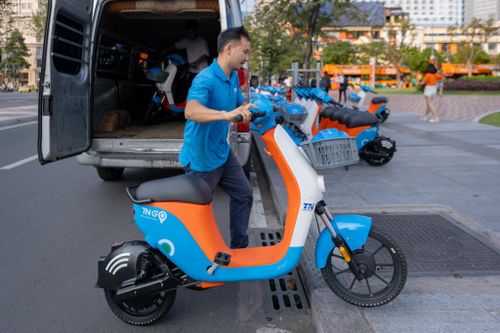Đi xe máy dùng rượu bia, dắt xe về nhà có đảm bảo an toàn?