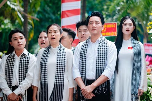 100 nghệ sĩ hát bên rãnh mộ tập thể liệt sĩ ở Công viên Lê Thị Riêng