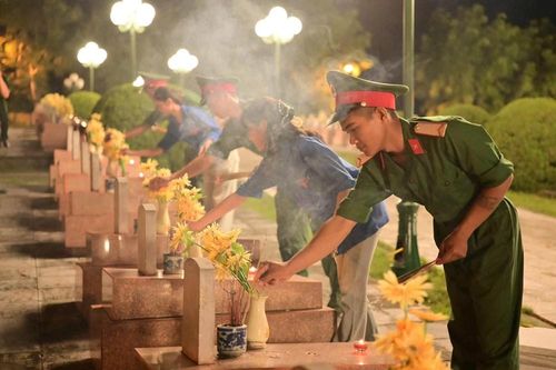Thắp nến tri ân các Anh hùng liệt sĩ tại Nghĩa trang Tông Khao