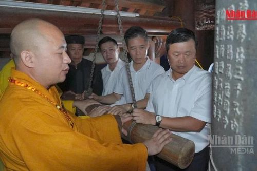 [Video] Ba hồi chuông tri ân vang lên khắp các ngôi chùa trên cả nước
