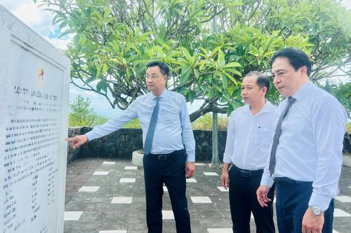 Dâng hương tưởng niệm tại Khu di tích quốc gia vụ thảm sát Vĩnh Trinh