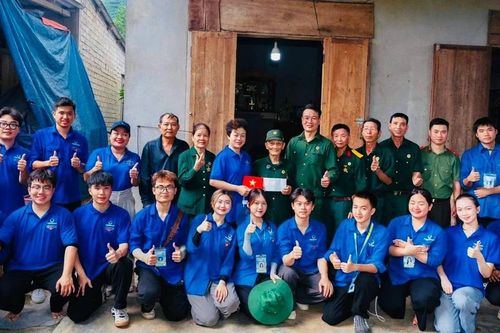 Tuổi trẻ ĐH Phenikaa vào bếp nấu 'Bữa ăn tri ân' cho các thương binh cao tuổi