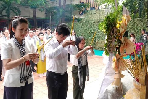 Ban Tuyên giáo và Dân vận Thành ủy cùng văn nghệ sĩ thành phố dâng hương các Anh hùng liệt sĩ tại Công viên Lê Thị Riêng