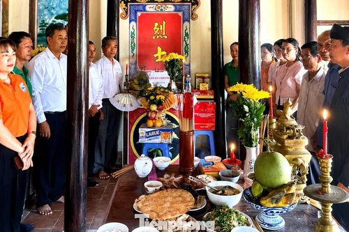 Thắp hương tri ân tại ngôi nhà có 4 liệt sĩ và Mẹ Việt Nam anh hùng