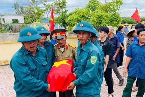 Dòng người nghẹn ngào đón liệt sĩ trở lại cố hương sau hơn sáu thập kỷ