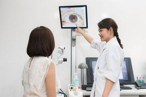 Nối mi làm đẹp, cô gái trẻ bị viêm bờ mi, tổn thương giác mạc
