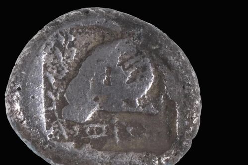 Nhân viên bãi biển Israel tình cờ phát hiện đồng tiền hiếm 2.500 năm tuổi