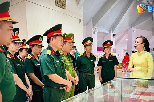Tháng Bảy, dưới chân tượng đài...