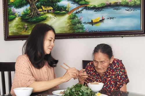 Bữa cơm ngày hòa bình của mẹ