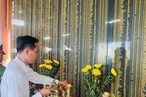 Lãnh đạo Đoàn đại biểu Quốc hội thành phố Đà Nẵng dâng hương, tặng quà người có công tại Thăng Bình