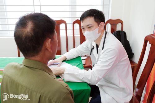 Những 'chiến sĩ áo trắng' tiếp nối nghĩa tình với người có công