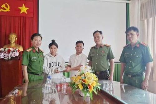 Trao trả hơn 64 triệu đồng cho người chuyển khoản nhầm