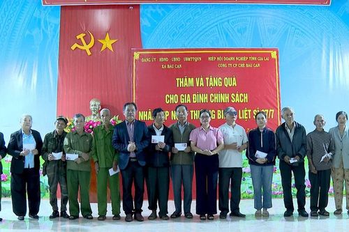 Hiệp hội Doanh nghiệp tỉnh Gia Lai tặng quà tri ân các gia đình chính sách