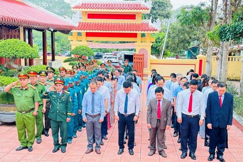 Xã Khánh Sơn và Tây Khánh Sơn dâng hương tri ân các anh hùng liệt sĩ