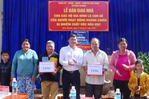 Xã Diên Khánh bàn giao nhà cho 2 gia đình chính sách