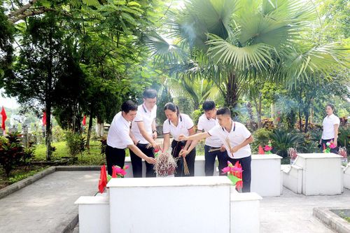 Nhà máy Thủy điện Nậm Má dâng hương tri ân các Anh hùng liệt sĩ và tặng quà cho người có công