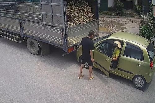 Tài xế lùi xe như chốn không người, đâm thẳng vào ô tô phía sau
