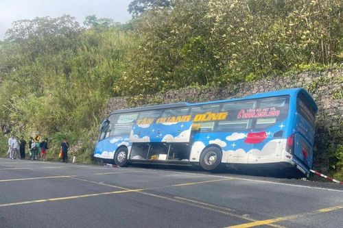 Xe khách mất lái lật nghiêng trên đèo Khánh Lê