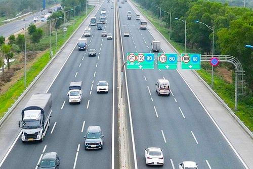 Đề xuất bố trí 'làn vượt xe' trên cao tốc, xử lý tình trạng xe chạy chậm bám làn trái