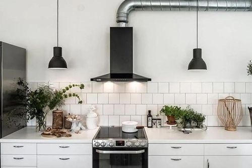 Có nên mở cửa sổ khi bật máy hút mùi? Nhiều gia đình đang dùng sai cách mà không biết