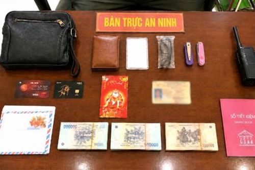 Trao trả ví có tài sản lớn cho hành khách bỏ quên tại sân bay Pleiku
