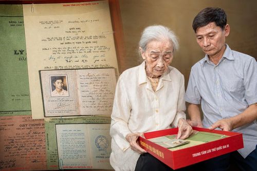 60 năm chờ đợi, người vợ 93 tuổi nghẹn ngào đón 96 trang kỷ vật của chồng liệt sĩ