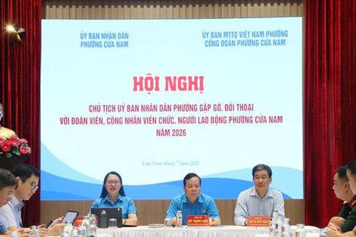 Chủ tịch UBND phường Cửa Nam đối thoại với công đoàn viên, người lao động