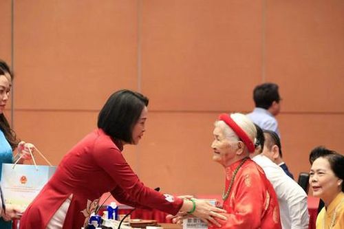 Phó Chủ tịch Quốc hội Nguyễn Thị Thanh gặp mặt người có công với cách mạng tiêu biểu