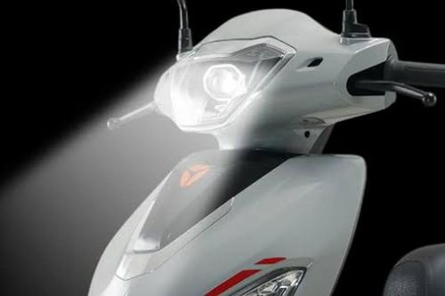 Cầm lái xe máy điện giá 36 triệu đồng đi 200km/lần sạc, động cơ chống nước, pin LFP đáng tiền nhất phân khúc