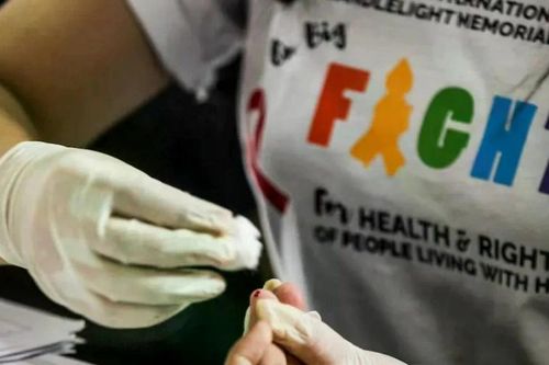 Cảnh báo cuộc chiến chống HIV đối mặt nguy cơ thụt lùi do nguồn tài trợ giảm