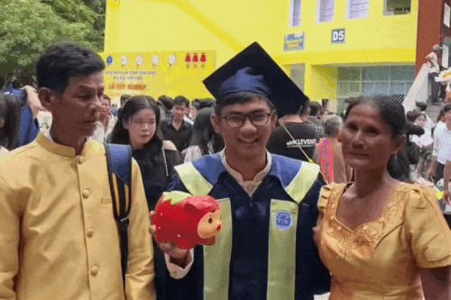 Chàng trai Khmer khiến bố mẹ bật khóc vì món quà ngày tốt nghiệp