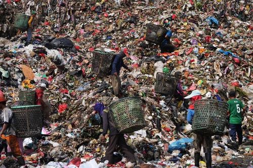 Cuộc sống người dân gần bãi rác khổng lồ ở Indonesia