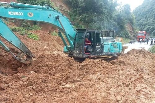 Chưa thông đường 32 từ Lào Cai đi Lai Châu do sạt lở nặng