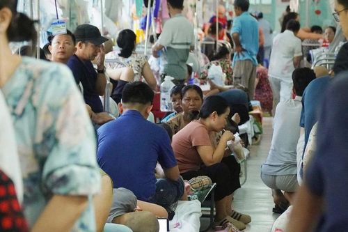 Bán nhà, xin cơm từ thiện mỗi ngày để điều trị ung thư cho con