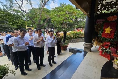 HL-HV JOCs tri ân các Anh hùng liệt sĩ tại Công viên Lê Thị Riêng