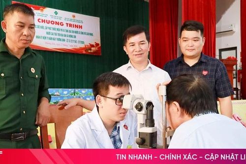 Khám, cấp thuốc miễn phí cho gần 300 người dân ở xã Hương Sơn