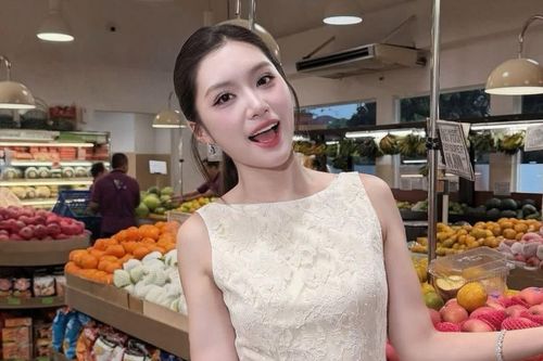 Phương Oanh khoe nhan sắc rạng rỡ tại Indonesia